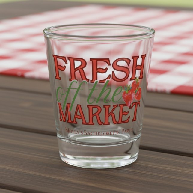Vaso De Chupito Fresco fuera del mercado - Novia moderna personali (Celebrate your newly-engaged status in style with this elegant “Fresh Off the Market” design!)