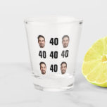 Vaso De Chupito Fun Unique 40th Birthday Photo Guay Retro<br><div class="desc">Fun 40th cumpleaños foto de vidrio en un diseño de patrón retro. ¡El año es el personalizable para cualquier año de cumpleaños! Para obtener el efecto de recorte, utilice un archivo png con el fondo ya cortado. Si no, la foto aparecerá como un círculo rodeado por su propio fondo, tal...</div>
