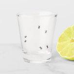 Vaso De Chupito Funny Bug Ant Crawling Fiesta<br><div class="desc">Este diseño puede ser personalizado en el área proporcionada cambiando la foto y/o el texto. O puede personalizarse haciendo clic en Personalizar esta plantilla y, a continuación, eligiendo la opción de hacer clic en el personalizar y eliminando o cambiando el color del fondo, agregando texto, cambiando el color o estilo...</div>