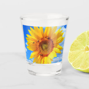 Vaso De Chupito Girasol amarillo y abejas en el cielo azul - Día d