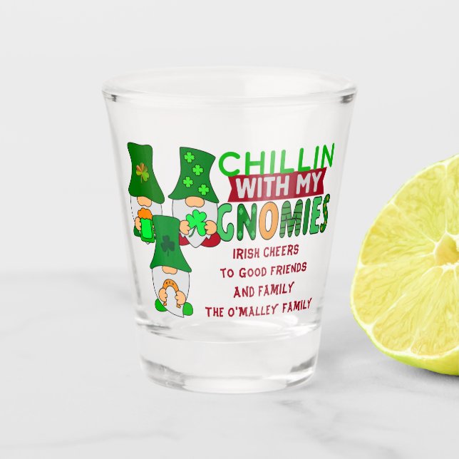 Vaso De Chupito Gracioso Chillin con mis gnomies Día de St Patrick (Anverso)