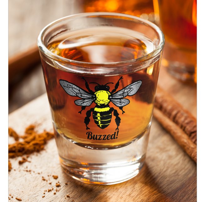 Vaso De Chupito Gracioso insecto de abeja baratido Pun de cotizaci (Buzzed! A silly bee inspired pun featuring a honey bee.)