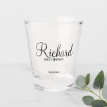 Vaso De Chupito Groomsman personalizado con guión moderno<br><div class="desc">Regalos personalizados de Groomsman con el nombre personalizado del groomsman en un estilo de letra negro moderno con el título y la fecha boda en un estilo de letra sans serif moderno. También perfecto para el mejor hombre, padre de la novia, dama de honor, madre de la novia y más....</div>