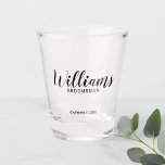 Vaso De Chupito Groomsman personalizado con guión moderno<br><div class="desc">Modern Script Personalizado Groomsman Shot Glass con el nombre personalizado del groomsman en estilo moderno de caligrafía con título y fecha boda en estilo moderno sans serif. También perfecto para el mejor hombre,  padre de la novia,  dama de honor y más.</div>