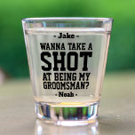 Vaso De Chupito Groomsman propuesta divertida Boda idea de tomar u<br><div class="desc">Empieza la celebración del boda con estilo con una divertida propuesta personalizada de Groomsman copas de vidrio. El diseño presenta elegantes nombres de tipografía moderna y una solicitud de personalizable que dice "¿Quieres tomar una foto de ser mi Groomsman?" Todo el texto es sencillo de personalizar o eliminación. Estos únicos...</div>