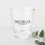 Vaso De Chupito Groomsmen personalizado clásico<br><div class="desc">Clásico vidrio de disparo personalizado Groomsmen con el nombre personalizado del groomsman con título y fecha boda en estilo clásico de letra serif. También perfecto para el Mejor Hombre,  Padre de la Novia y más.</div>