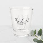 Vaso De Chupito Groomsmen personalizado de escritura moderna<br><div class="desc">Añada un toque personal a su boda con un vaso de vidrio personalizado. Este cristal fotográfico presenta el nombre de los groomsmen personalizados en estilo de letra de escritura moderno gris y monograma en estilo de fuente de escritura moderno gris claro como fondo con título y fecha boda en estilo...</div>
