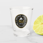 Vaso De Chupito Groomsmen personalizados con el logotipo retro de<br><div class="desc">Regalos personalizados para padrinos con temática de vaquero occidental. Decorada con gorra de vaquero con letra occidental vintage. El texto y el color son editables utilizando la herramienta de diseño para que se ajuste a su ocasión. Obtén este regalo de personalizar para boda, despedida de soltero, fiesta de compromiso o...</div>