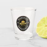 Vaso De Chupito Groomsmen Personalizados con el logotipo rústico d<br><div class="desc">Regalos personalizados para padrinos con temática de vaquero occidental. Decorada con gorra de vaquero con letra occidental vintage. El texto y el color son editables utilizando la herramienta de diseño para que se ajuste a su ocasión. Obtén este regalo de personalizar para boda, despedida de soltero, fiesta de compromiso o...</div>