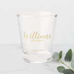 Vaso De Chupito Groomsmen personalizados de oro con guión moderno<br><div class="desc">Modern Script White and Gold Personalized Groomsmen Shot Glass con el nombre personalizado del groomsman en oro estilo moderno de letra caligrafía con título y fecha boda en moderno estilo sans serif. También perfecto para la dama de honor, la empleada de honor, el padre de la novia, el mejor hombre...</div>
