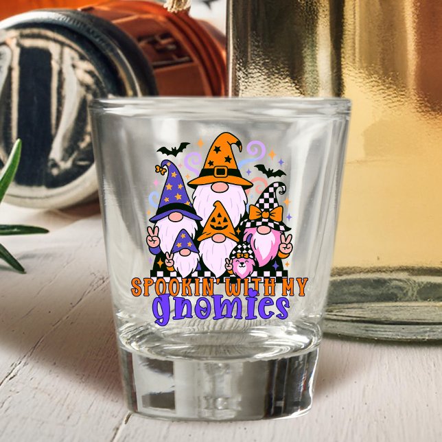Vaso De Chupito Hablando con mis genomas: Amigos retro de Hallowee (Get festive with spookin' with my gnomies — a Halloween friends design full of humor and charm.)