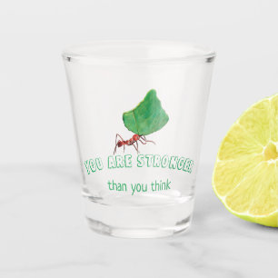 Vaso De Chupito Hormiga llevando una hoja grande