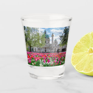 Vaso De Chupito Iglesia de San Carlos en primavera en Viena, Austr