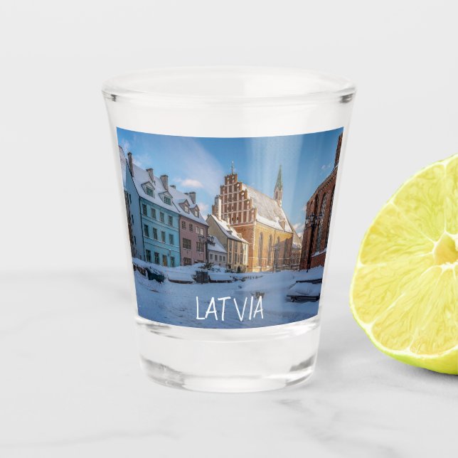 Vaso De Chupito Iglesia de San Pedro en invierno en Riga, Letonia (Anverso)