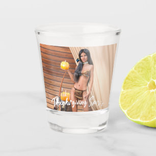 Vaso De Chupito Jóvenes nativos estadounidenses posando en el muro
