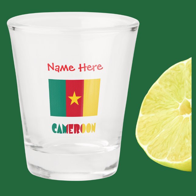 Vaso De Chupito La bandera camerunesa roja está personalizada (Cameroonian Flag on shot glass with word CAMEROON below in flag colors. Ádd name in red text above.)