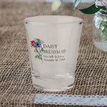 Vaso De Chupito La dama de honor Wildflower Bouquet Floral Boda Sh<br><div class="desc">Vidrio de disparo personalizado para que personalizar con el nombre de su dama de honor, los nombres de la novia y del novio y la fecha del boda. Este rústico diseño botánico rústico tiene un ramo de flores silvestres que incluye amapola de margarita y flor de maíz. Elegante y moderno,...</div>