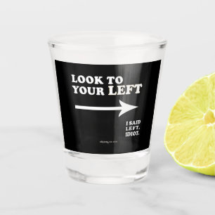 Vaso De Chupito La mirada de SlipperyJoe hacia su izquierda gruesa