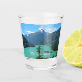 Vaso De Chupito Lago Turquesa de montaña nevada en Washington