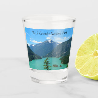 Vaso De Chupito Lago Turquesa de montaña nevada en Washington