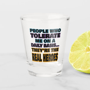 Vaso De Chupito Las Personas Que Me Toleran A Diario Son Héroes