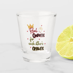 Vaso De Chupito Las reinas reales se arreglan mutuamente con sus c
