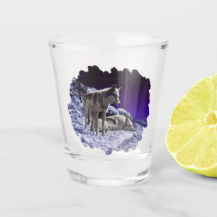 Vaso De Chupito Lobos grises en la nieve de invierno de noche