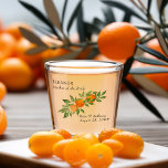 Vaso De Chupito Madre de la novia Naranja Blossom Citrus Boda<br><div class="desc">¡Vidrio de disparo personalizado para usted al personalizar de la Madre de la Novia o cualquier persona en la fiesta de bodas! Diseño naranja Blossom con naranjas, floración naranja y vegetación en un fondo neutro. Diseño natural fresco, exquisito para complementar un boda primaveral o veraniego con un tema boda de...</div>