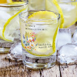 Vaso De Chupito Madre de un Boda floral de flor silvestre<br><div class="desc">¡Vidrio de disparo personalizado para usted al personalizar de la Madre de la Novia o cualquier persona en la fiesta de bodas! Diseño de flores silvestres de campo con un arreglo de flores silvestres en tonos rosas, amarillos, azules y blancos. Flores rústicas, un elegante estilo y una paleta de colores...</div>