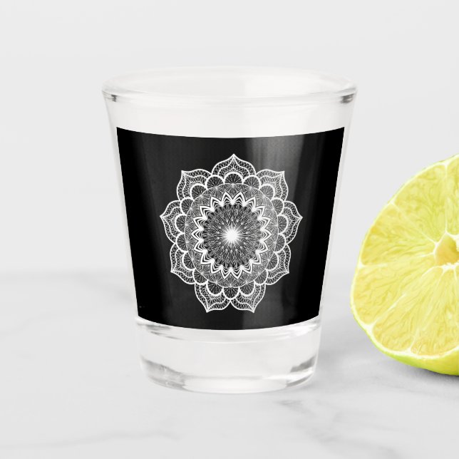 Vaso De Chupito Mandalá Blanco sobre Fondo Negro (Anverso)