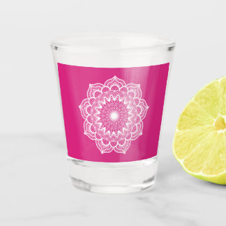 Vaso De Chupito Mandala Blanco sobre Fondo Rosa