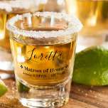 Vaso De Chupito Matrón de honor Boda Fecha y nombres personalizado<br><div class="desc">Vidrio de disparo personalizado para su Matrón de Honor - un encantador regalo de boda para su fiesta de boda. Diseño elegante y minimalista en tipografía moderna de color negro. La plantilla de nombres está preparada para que usted pueda personalizar con el nombre de su señoría, el nombre de la...</div>