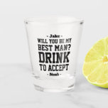 Vaso De Chupito Mejor bebida de propuesta para hombre para aceptar<br><div class="desc">Empieza la celebración del boda con estilo con un divertido vaso de vidrio personalizado de la propuesta del Mejor Hombre. El diseño presenta elegantes nombres de tipografía moderna y una solicitud de personalizable que dice "¿Serás mi mejor hombre? Bebe para aceptar". Todo el texto es sencillo de personalizar o eliminación....</div>
