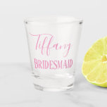 Vaso De Chupito Moda Bridesmaid Favor<br><div class="desc">Comprar regalos de damas de honor en la moda a Bodas por Rhoadie. Con un diseño rosa bonito, este cristal de disparo muestra el nombre de la dama de honor con una bonita letra cursiva. Debajo está la "dama de honor" escrita en un lindo texto. Hace un gran favor a...</div>