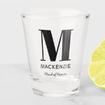 Vaso De Chupito Monograma de donativo de doncella de honor<br><div class="desc">Diseño de nombres de monograma minimalistas de tipografía moderna que se puede cambiar para personalizar. Perfecto para agradecer a su empleada de honor por toda su ayuda y apoyo para hacer que su boda sea asombroso.</div>