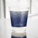 Vaso De Chupito Monograma de esparkle Purpurina azul de la marina<br><div class="desc">Purpurina de la aguja azul y plateado guión de Monograma nombre vidrio disparo. Esto hace que la graduación perfecta, dulce cumpleaños de 16 años, boda, despedida de soltera, ducha de novia, aniversario, ducha de bebé o regalo de soltera para alguien que ama el lujo glam y los estilos de moda....</div>
