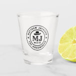 Vaso De Chupito Monograma del logotipo de cosecha de vacuno occide<br><div class="desc">Regalos personalizados para padrinos con temática de vaquero occidental. Decorada con gorra de vaquero con letra occidental vintage. El texto y el color son editables utilizando la herramienta de diseño para que se ajuste a su ocasión. Obtén este regalo de personalizar para boda, despedida de soltero, fiesta de compromiso o...</div>