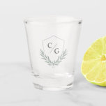 Vaso De Chupito Monograma Escudo con Wreath de hojas de oliva<br><div class="desc">Un clásico cristal de bala para los novios, un diseño sencillo y elegante con un escudo monograma con las iniciales de la novia y el novio y adornado con una corona de laurel de rama de olivo en tonos verde azulado plateado. Su elegancia clásica y su sutil esquema de color...</div>