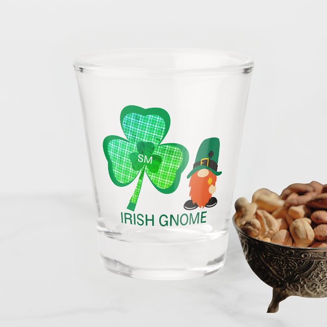 Vaso De Chupito Monograma Gnome irlandés Shamrock St Patrones (Irish Gnome Monogram Shamrock St Patrick's Shot Glass)