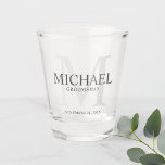 Vaso De Chupito Monograma masculino personalizado y Groomsmen de n<br><div class="desc">Añada un toque personal a su boda con un vaso de vidrio personalizado. Este cristal de disparo presenta el nombre personalizado del groomsman con título en gris y monograma en gris claro como fondo, en estilo clásico de fuente serif. También perfecto para el mejor hombre, padre de la novia, portador...</div>