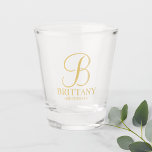Vaso De Chupito Monograma personalizado de oro y dama de honor<br><div class="desc">Moderno Cristal personalizada de dama de honor con monograma personalizado con estilo de letra de guión elegante dorado con el nombre y título de la dama de honor en estilo de letra serif clásico de oro. También perfecto para la criada de honor, madre de la novia y más. Nota: Los...</div>