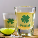 Vaso De Chupito Monograma personalizado del amante verde irlandés<br><div class="desc">Personalizado 4-leaf clover / shamrock shot glass tiene un sencillo diseño monograma de primer o segundo nombre que puede ser personalizado. Hace un gran regalo para la fiesta de bodas para los padrinos o regalo para tu chico irlandés favorito. ¡Un accesorio perfecto para celebrar el Día de San Patricio! ¡Sláinte!...</div>