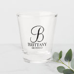 Vaso De Chupito Monograma personalizado moderno y dama de honor<br><div class="desc">Cristal de imagen personalizada de la dama de honor con un monograma personalizado con estilo de letra de guión elegante con el nombre y título de la dama de honor en el estilo clásico del tipo de letra serif. También perfecto para la criada de honor, madre de la novia y...</div>