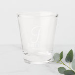 Vaso De Chupito Monograma personalizado moderno y dama de honor<br><div class="desc">Cristal de imagen personalizada de la dama de honor moderno con un monograma personalizado en blanco elegante estilo tipo de letra de guión con el nombre de la dama de honor y el título en blanco clásico estilo de fuente serif. También perfecto para la criada de honor, madre de la...</div>