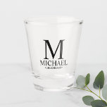 Vaso De Chupito Monograma personalizado moderno y Groomsman de nom<br><div class="desc">Regalos Groomsman personalizados modernos con monograma personalizado,  nombre y título del groomsman en estilo clásico de tipo de letra serif. También perfecto para el Mejor Hombre,  Padre de la Novia y más.</div>