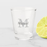 Vaso De Chupito Monograma simple y elegante<br><div class="desc">Este diseño tiene un gran monograma inicial en gris claro con el nombre en gris de carbón más oscuro colocado a través de la inicial. Personalice este diseño para alguien especial reemplazando el texto de ejemplo mostrado en la plantilla de diseño. Este artículo hace un lindo regalo para el timonel,...</div>