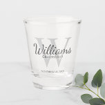 Vaso De Chupito Monograma y nombre de Groomsmen con guión personal<br><div class="desc">Añada un toque personal a su boda con un vaso de vidrio personalizado. Este cristal de disparo presenta el nombre del groomsman personalizado en estilo de fuente de escritura gris clásico con detalles bodas en estilo de fuente serif gris clásico y monograma en estilo de fuente serif gris claro clásico...</div>