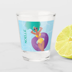 Vaso De Chupito Mujer negra descansando en el estanque