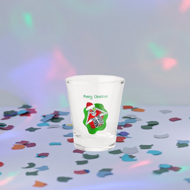 Vaso De Chupito Navidades felices esqueleto en un Gorra ondulado d (Merry Christmas skeleton ornament eyes red green wavy circle on shot glass.)
