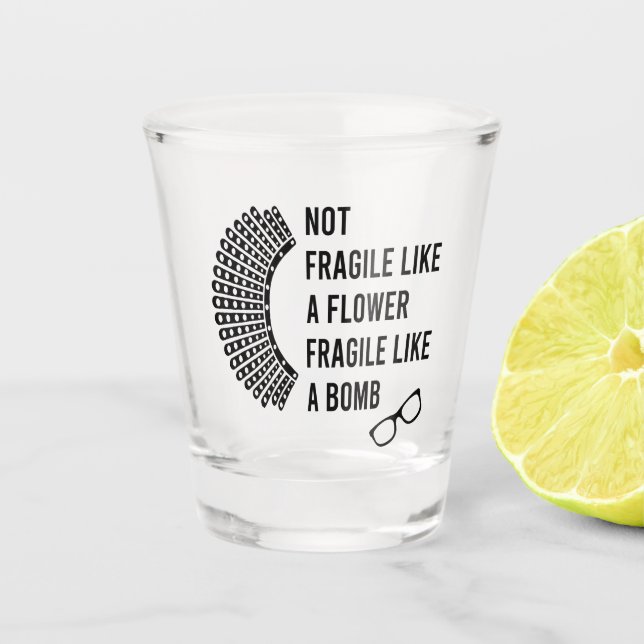 Vaso De Chupito No frágil como flor frágil como bomba (Anverso)